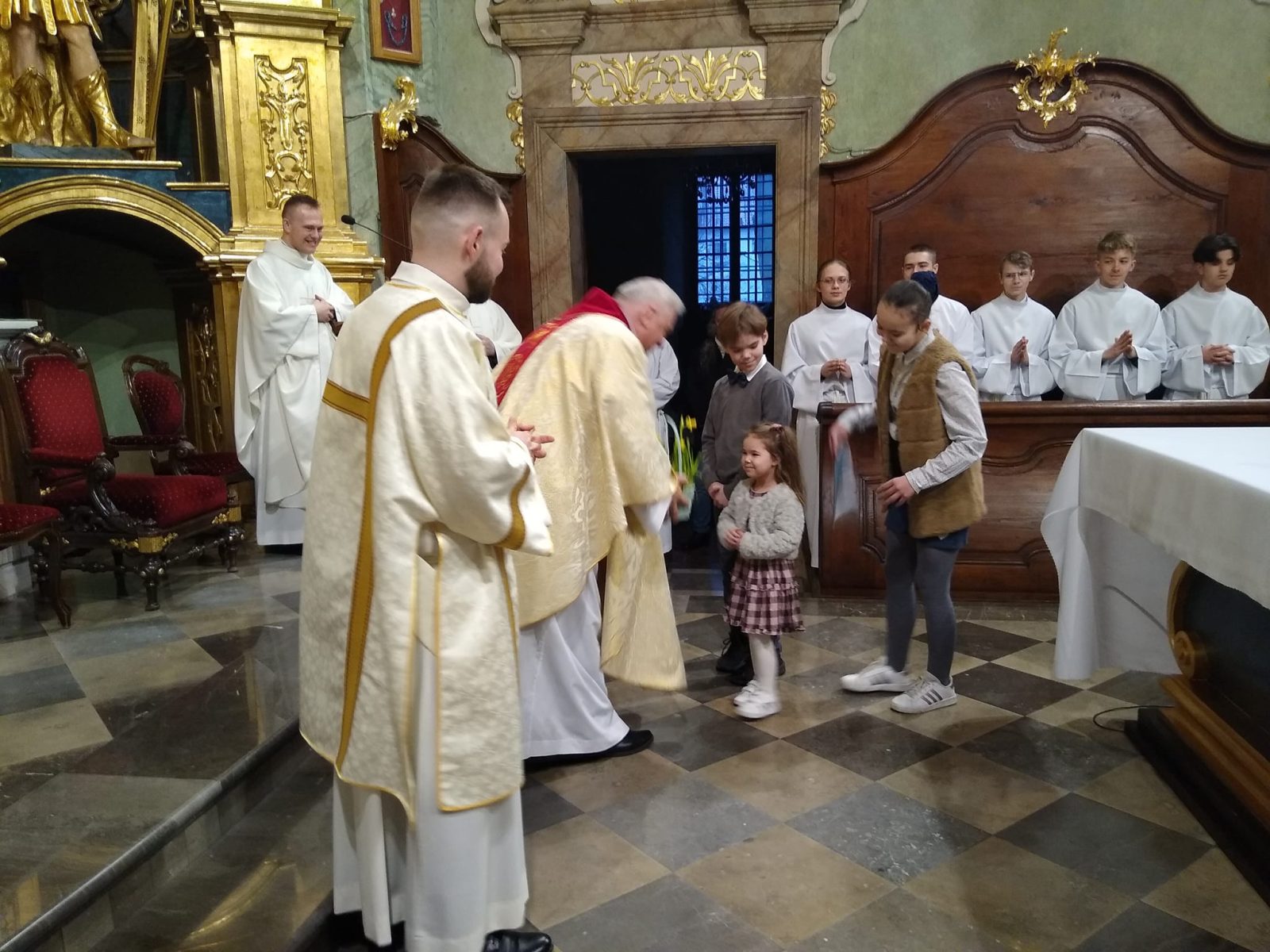 Dzisiaj rozpoczęliśmy Święte Triduum Paschalne dziękując Bogu za sakrament kapłaństwa i Eucharystii. W trakcie Mszy Wieczerzy Pańskiej celebrans dokonał symbolicznego obmycia nóg (tzw. Mandatum) na pamiątkę tego, że Chrystus umył nogi swoim apostołom.